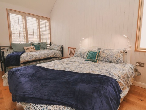 The Beehive hot tub and garden