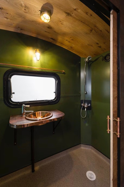 Clover shepherd's hut ensuite